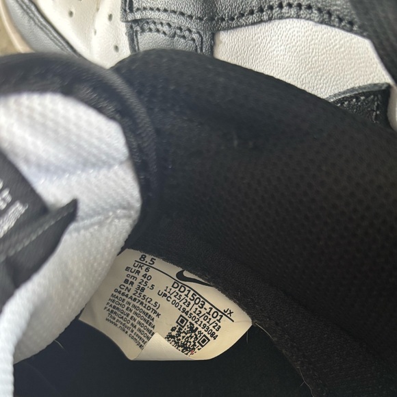 Women’s Nike Dunks size 8.5 🖤🤍 - Picture 6 of 7